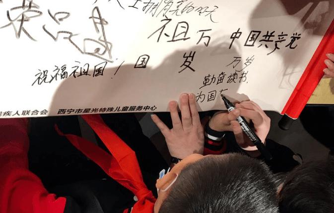新田交警雪中执勤保通畅 展现亮丽“雪警”